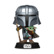 Détail de la figurine Mandalorian avec Grogu, mettant en avant la qualité du vinyle et le design unique