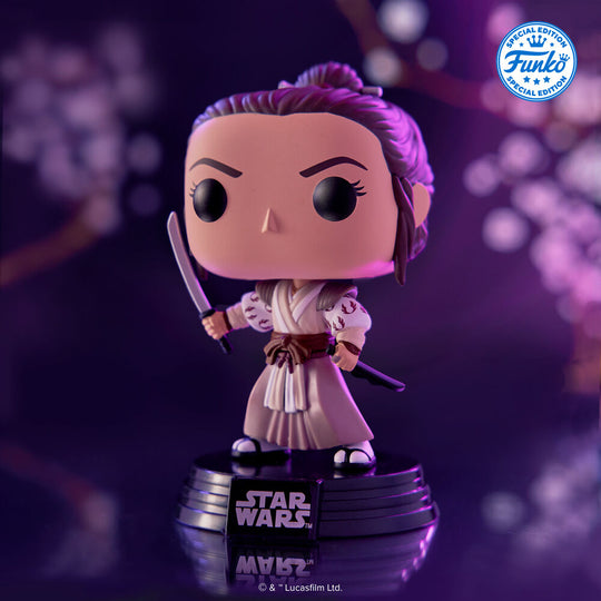 Photo de la figurine Rey POP Star Wars de côté montrant la posture et les couleurs vives
