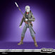 Vue latérale de la figurine Nightsister Merrin mettant en avant les détails du costume et des accessoires