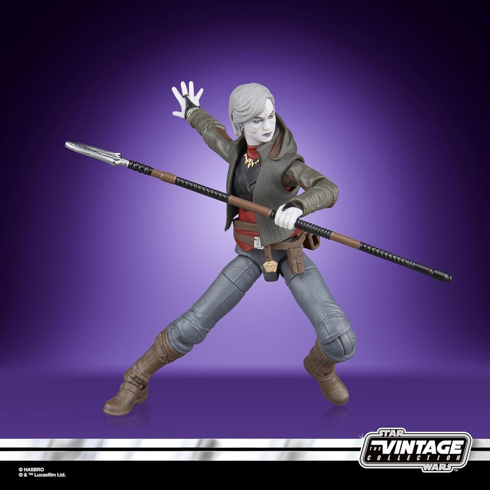 Ensemble complet de la figurine Nightsister Merrin avec tous les accessoires visibles sur fond blanc