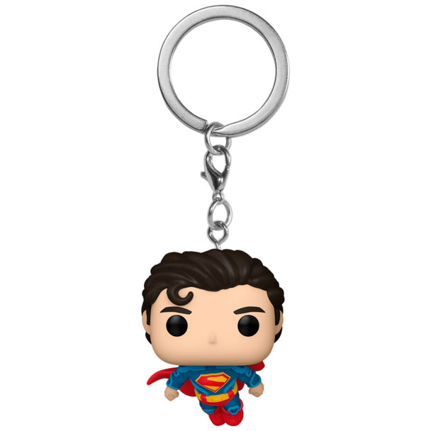 Vue rapprochée du porte-clés Superman FUNKO Pocket POP montrant les détails du visage et du logo emblématique sur la poitrine