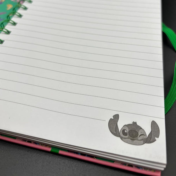 Vue de profil du cahier A5 Disney Stitch montrant l'épaisseur et la reliure solide du carnet PYRAMID