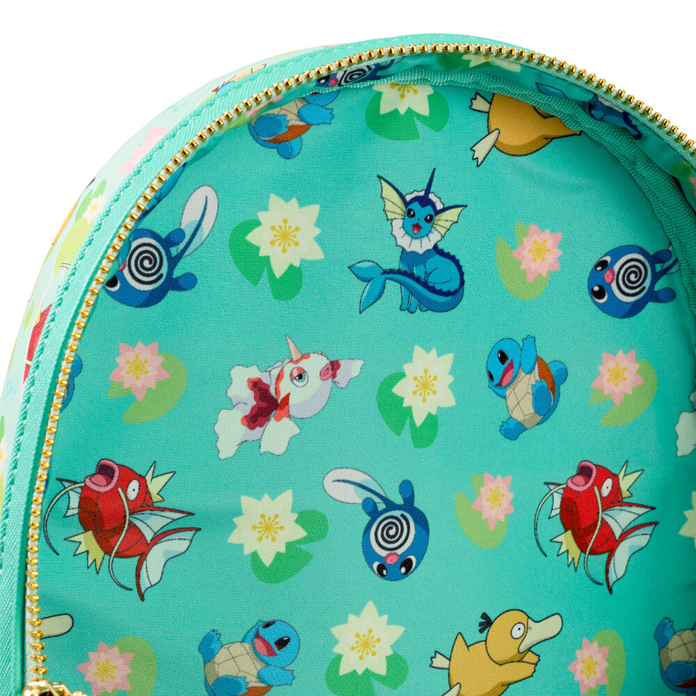Sac à dos Loungefly Pokémon type Eau porté par un modèle en extérieur, mettant en valeur son style unique