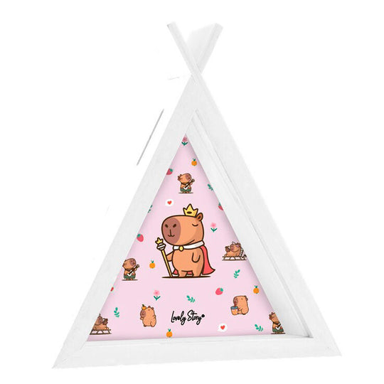 Tirelire Tipi Capibara Majesty en bois naturel, dimensions 18,5x5x16,5cm, produit par LOVELY STORY.