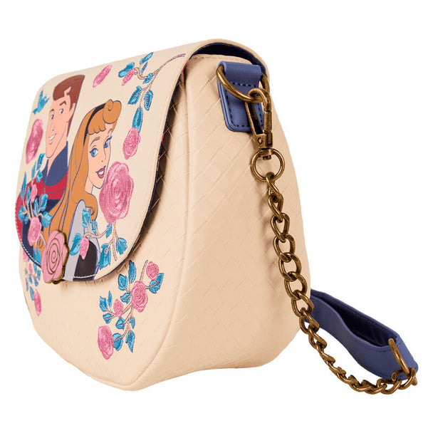 Détail du pendentif émaillé et des broderies raffinées sur le sac Loungefly Disney Aurora & Phillip