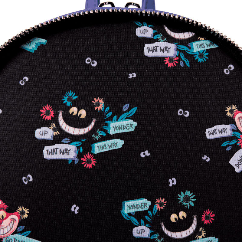 Présentation du sac à dos Alice au Pays des Merveilles porté en extérieur, mettant en valeur son design unique