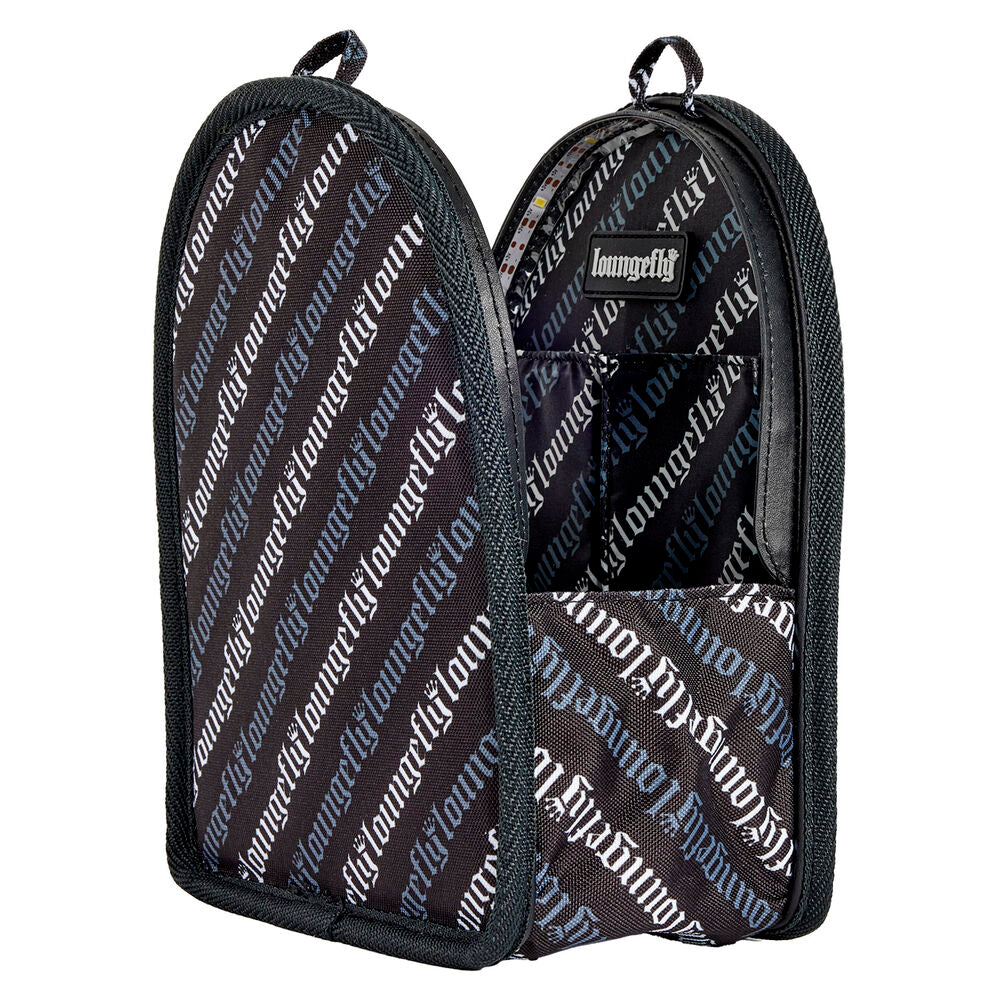 Logo LOUNGEFLY visible sur l'organisateur de sac à dos avec éclairage intégré, mettant en avant la marque