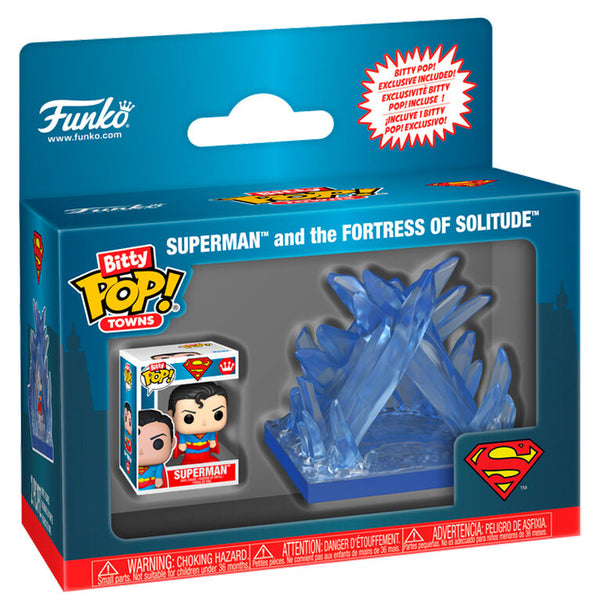 Vue rapprochée de la figurine Bitty POP Superman avec détails colorés et étui rigide en acrylique