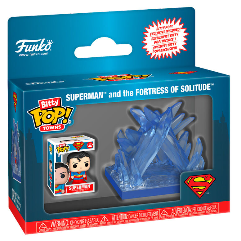 Vue rapprochée de la figurine Bitty POP Superman avec détails colorés et étui rigide en acrylique