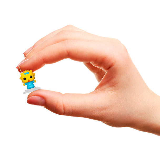 Vue rapprochée des figurines Bitty POP The Simpsons avec Maggie, montrant les détails et le socle amovible en acrylique