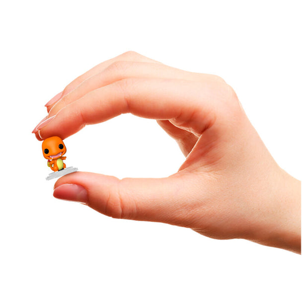 Zoom sur une figurine Bitty POP Charmander FUNKO dans son coffret acrylique rigide avec base amovible pour exposition
