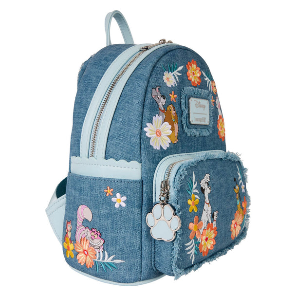 Détail du tissu denim et logo Loungefly brodé sur le sac à dos Disney de 26 cm