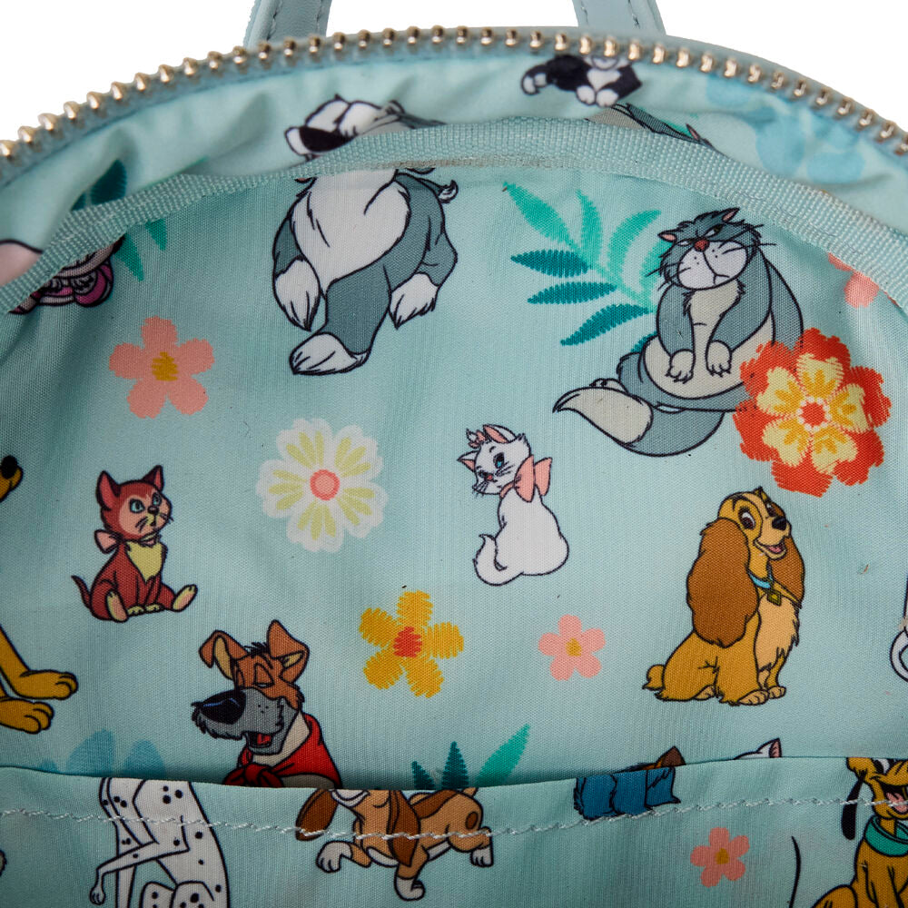 Vue latérale du sac à dos Loungefly Disney montrant la profondeur et les bretelles ajustables