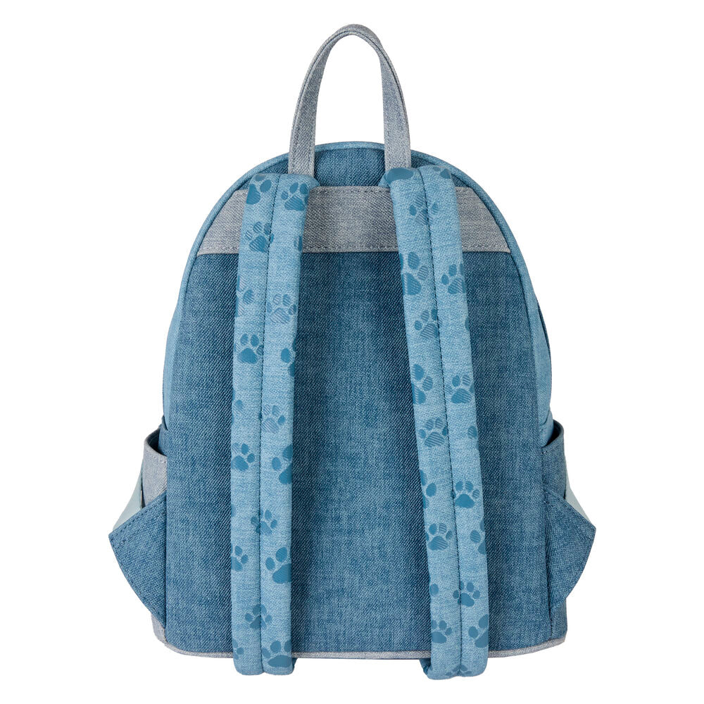 Détail du logo Loungefly brodé sur le sac à dos denim Disney