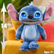 Vue latérale de la peluche Stitch interactive avec texture peluche visible