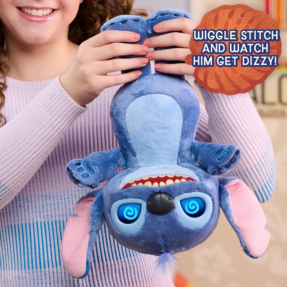 Peluche Stitch en train d’être caressée sur la tête pour activer les yeux LED