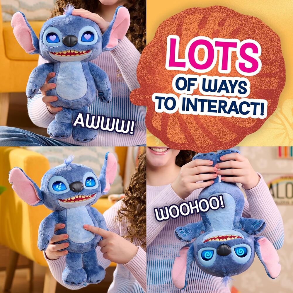 Photo rapprochée des mains d’un enfant touchant la peluche Stitch interactive