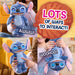 Photo rapprochée des mains d’un enfant touchant la peluche Stitch interactive