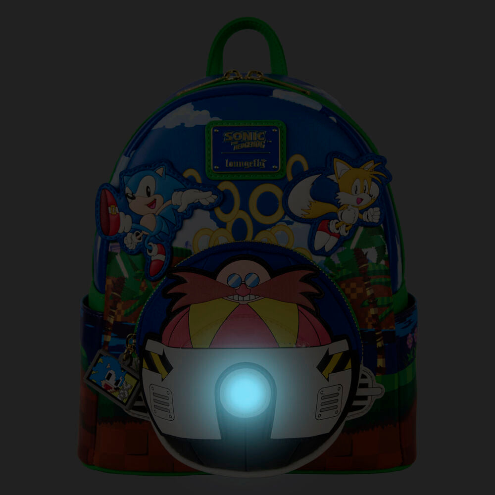 Sac à dos Loungefly Sonic the Hedgehog porté sur le dos d'une personne en extérieur