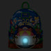 Sac à dos Loungefly Sonic the Hedgehog porté sur le dos d'une personne en extérieur