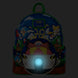 Sac à dos Loungefly Sonic the Hedgehog porté sur le dos d'une personne en extérieur