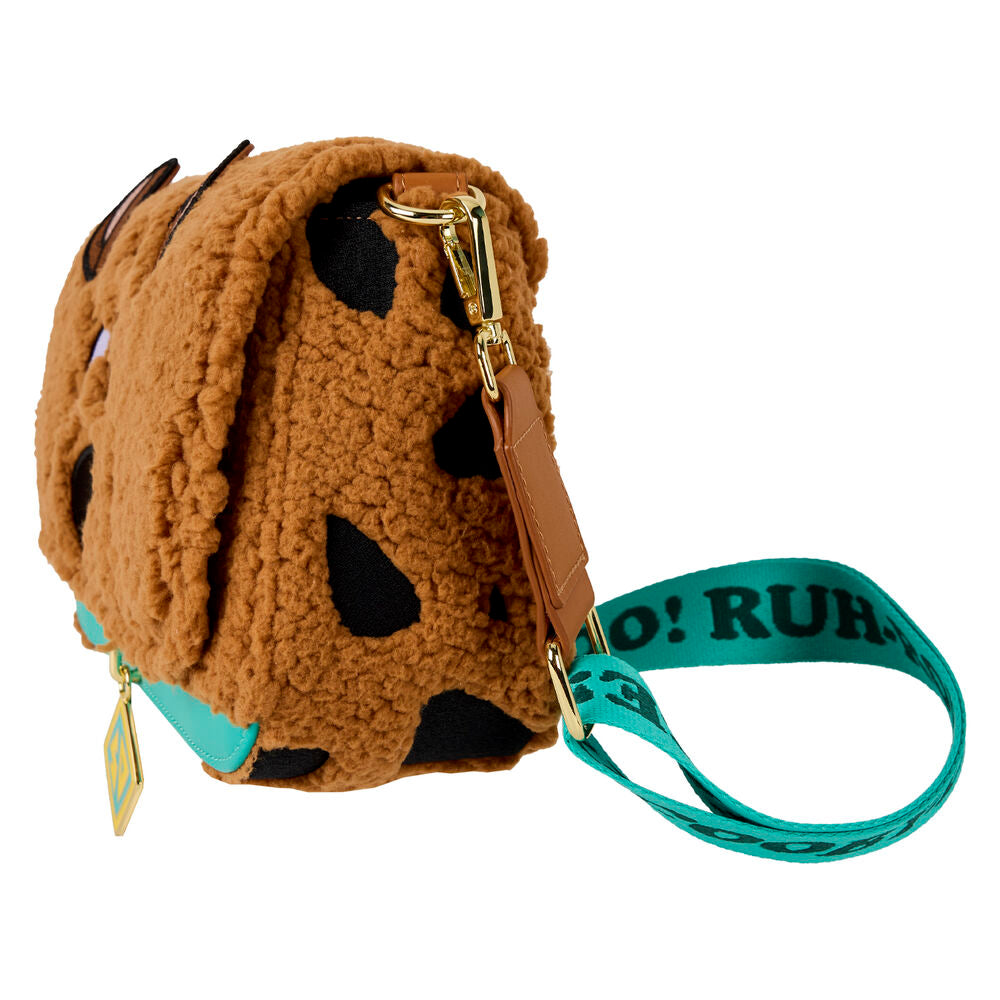 Sac Scooby-Doo Loungefly porté à l'épaule par un modèle, illustrant la taille et le style