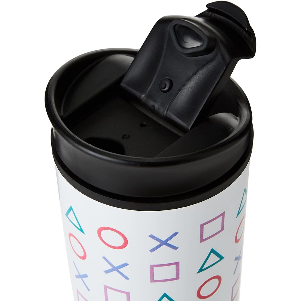 Vue rapprochée du mug isotherme PlayStation 450ml montrant la fermeture sécurisée et la texture du matériau.
