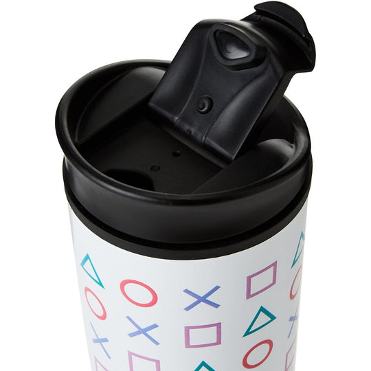Vue rapprochée du mug isotherme PlayStation 450ml montrant la fermeture sécurisée et la texture du matériau.