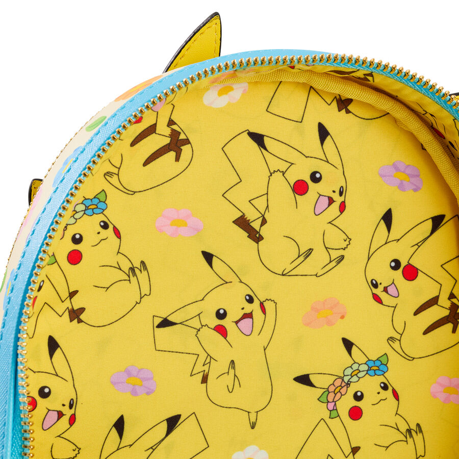 Intérieur spacieux du sac à dos Loungefly Pokémon Pikachu avec fermeture éclair ouverte