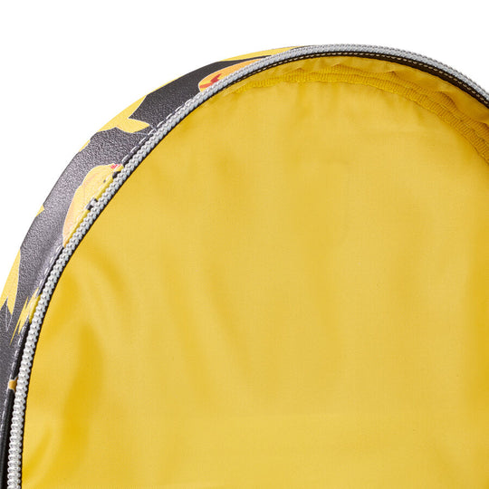 Sac à dos Loungefly Pikachu porté par un modèle, illustrant son confort et style