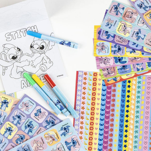 Zoom sur un sticker représentant Stitch souriant avec un fond bleu clair