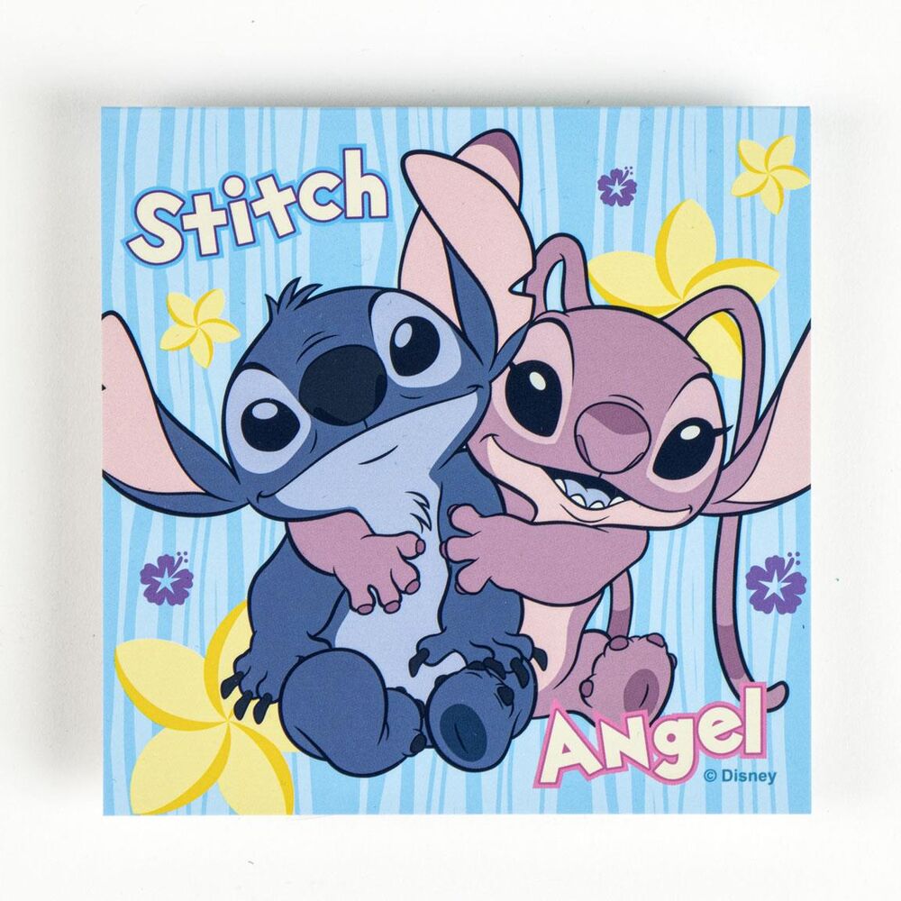 Plan rapproché d’un sticker de Stitch tenant une fleur tropicale colorée