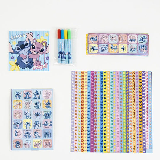Sticker de Stitch en train de danser avec des couleurs vives et un contour net