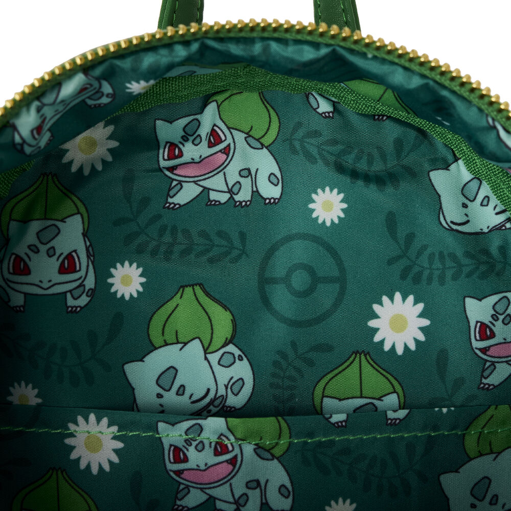 Sac à dos Loungefly Bulbasaur porté sur l'épaule, illustrant le confort et le style