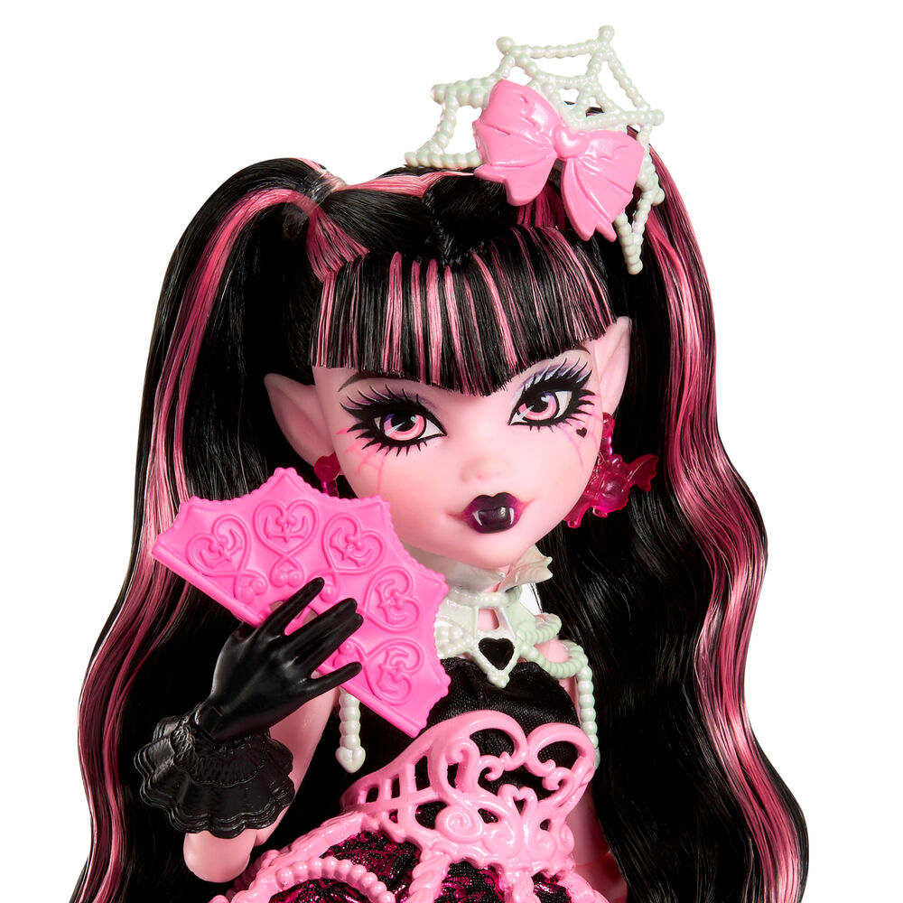 Vue rapprochée du visage détaillé de la poupée Draculaura Monster High édition anniversaire