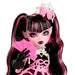 Vue rapprochée du visage détaillé de la poupée Draculaura Monster High édition anniversaire