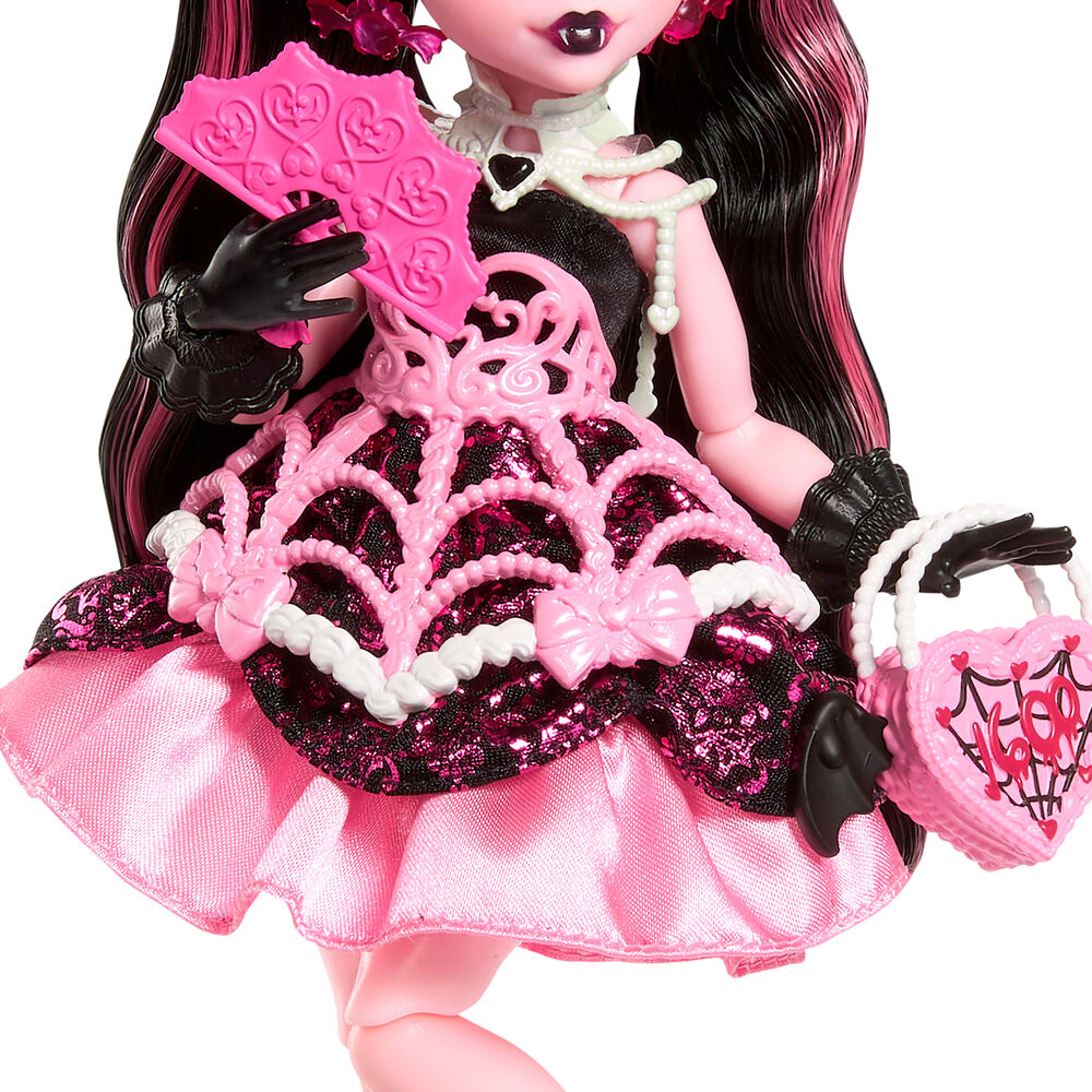 Ensemble complet de la poupée Draculaura avec ses accessoires pour une fête d'anniversaire