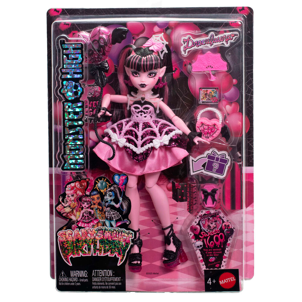 Poupée Draculaura Monster High posée avec ses accessoires sur fond blanc pour présentation