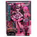 Poupée Draculaura Monster High posée avec ses accessoires sur fond blanc pour présentation
