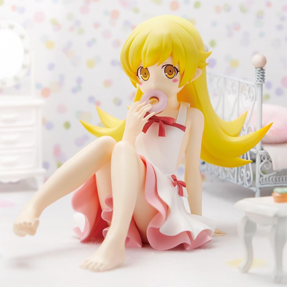 Présentation de la figurine Shinobu Oshino sur socle décoratif BANPRESTO