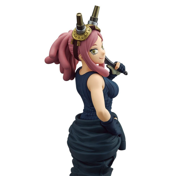 Profil latéral de la figurine Mei Hatsume avec accessoires et finition glamour