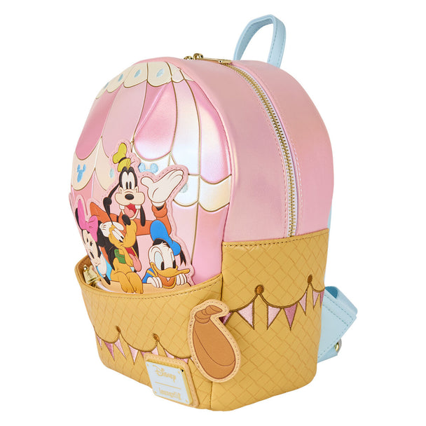 Zoom sur les détails du sac à dos Loungefly montrant les personnages Mickey et ses amis sur la montgolfière