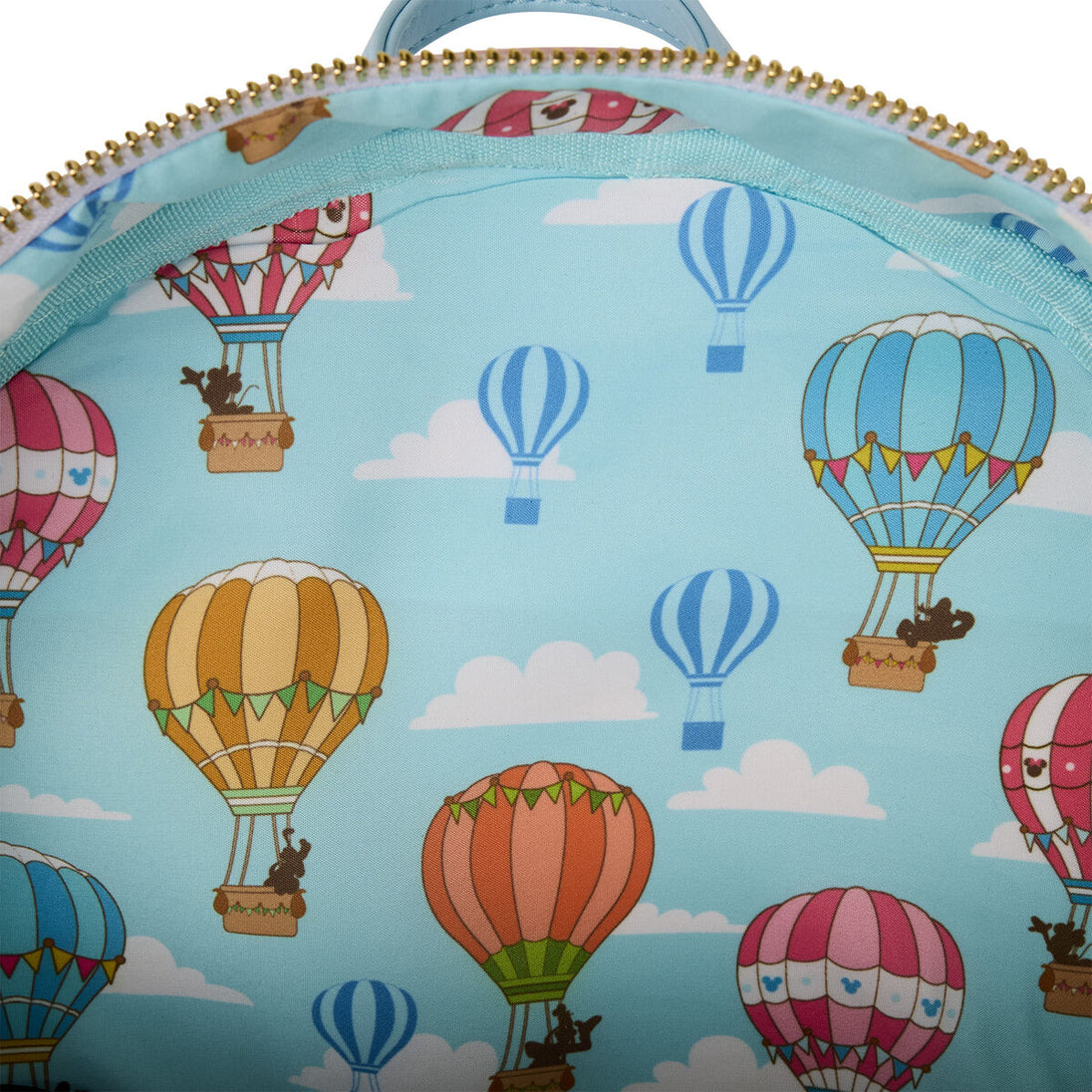Sac à dos Loungefly Disney Mickey & Friends porté par un modèle en extérieur avec un fond neutre