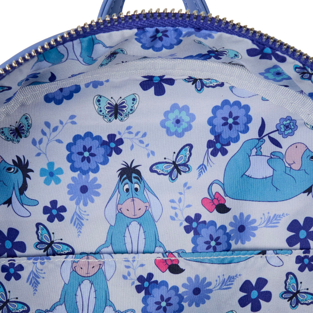 Image du sac à dos Loungefly Disney porté, mettant en valeur sa taille compacte.