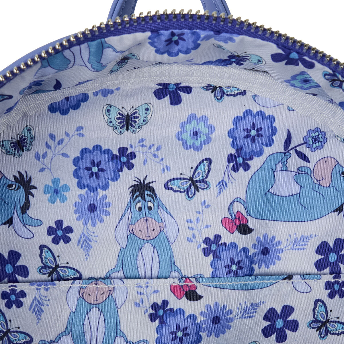 Image du sac à dos Loungefly Disney porté, mettant en valeur sa taille compacte.
