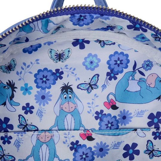 Image du sac à dos Loungefly Disney porté, mettant en valeur sa taille compacte.