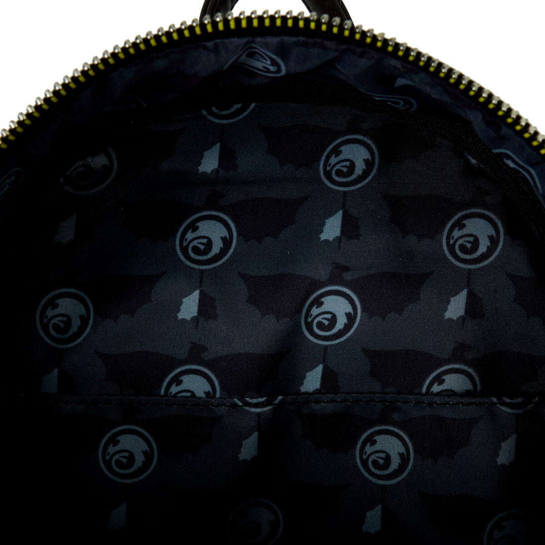 Détail du logo Loungefly brodé sur le sac à dos How to Train Your Dragon, soulignant l'authenticité du produit.
