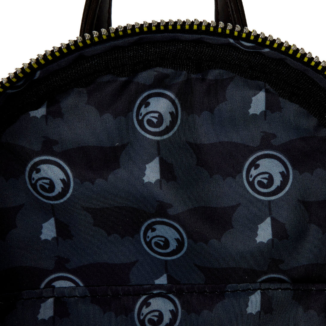 Image du sac épaule ouvert révélant l'intérieur spacieux et les compartiments pratiques