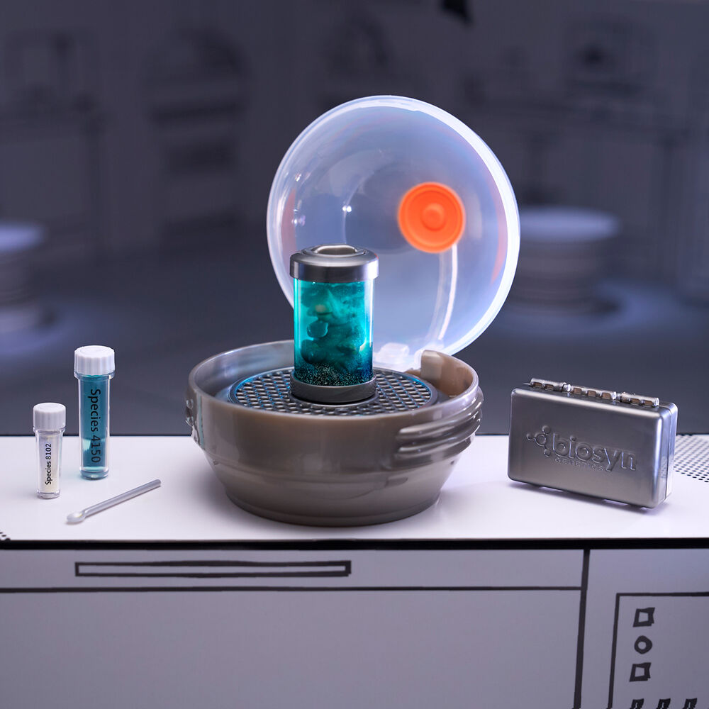 Logo MGA sur l'emballage des capsules surprises Jurassic Park Miniverse