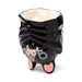 Gros plan sur la tête sculptée de la chauve-souris en céramique sur le mug
